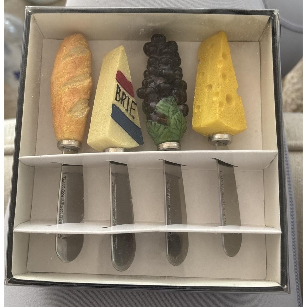 Knobler International Cheese Knives Set of 4 Stainless Blades Decorative Handles